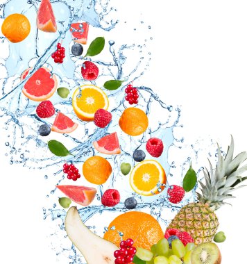 su sıçrama içinde düşen meyve