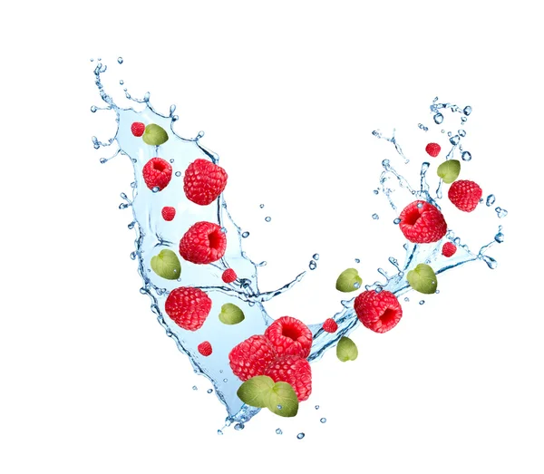 Fresas frescas en agua — Foto de Stock