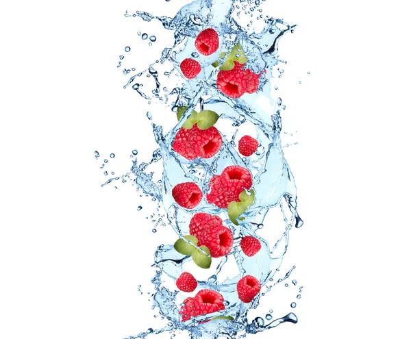 Frische Erdbeeren im Wasser — Stockfoto