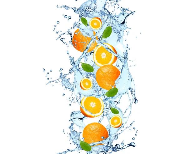 Frutas frescas, naranja en agua — Foto de Stock