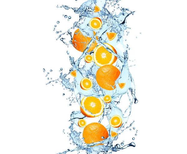 Свежие фрукты, апельсин в воде — стоковое фото