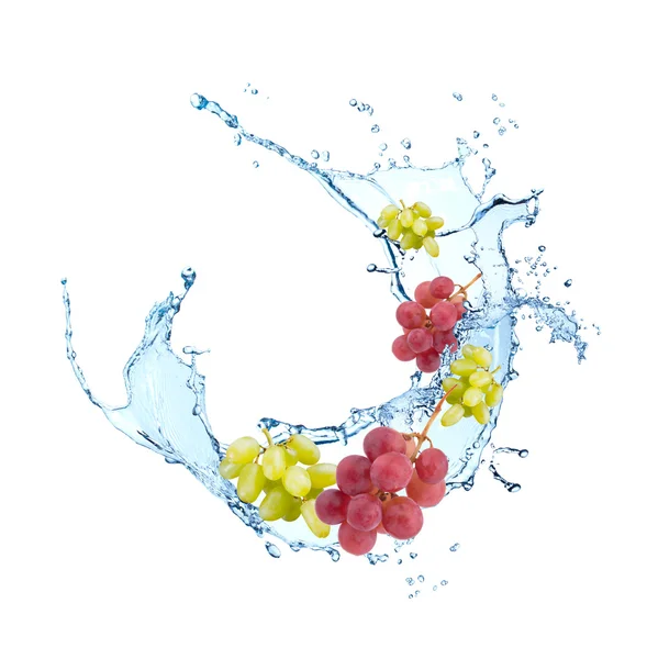 Uva fresca en agua salpicada — Foto de Stock