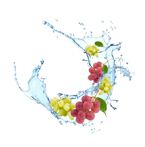 Uva fresca em salpicos de água — Fotografia de Stock