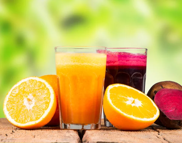 Свежий сок, фрукты и овощи — стоковое фото