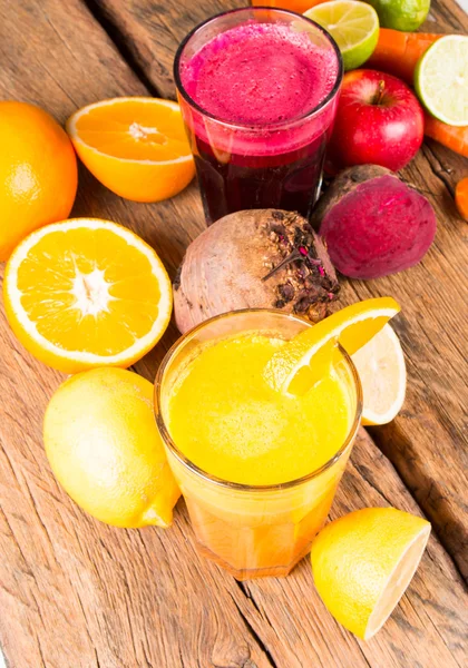 Свежий сок, фрукты и овощи — стоковое фото