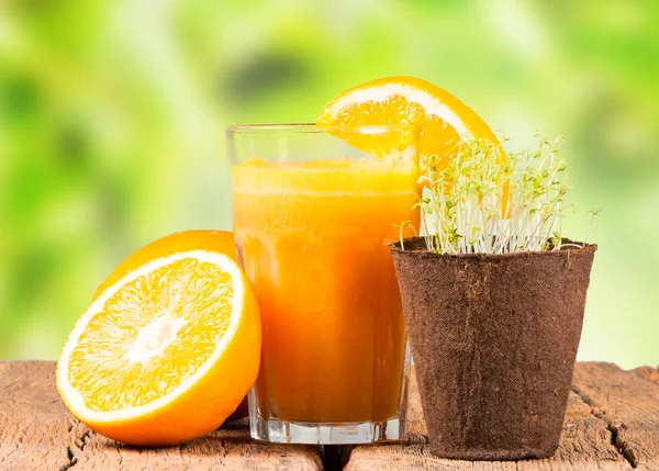 Frischer Orangensaft — Stockfoto