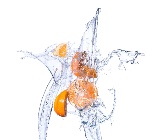 Апельсин падает в брызги воды — стоковое фото