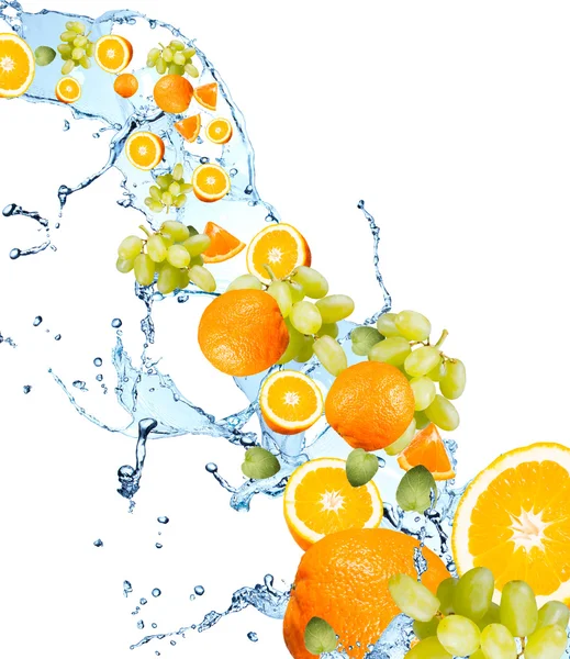 Orange fällt in Wasserspritzer — Stockfoto