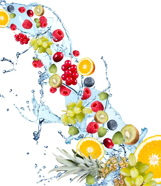 Frutti che cadono in spruzzi d'acqua — Foto Stock