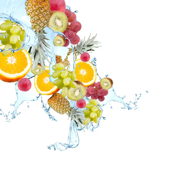 Frutti che cadono in spruzzi d'acqua — Foto Stock