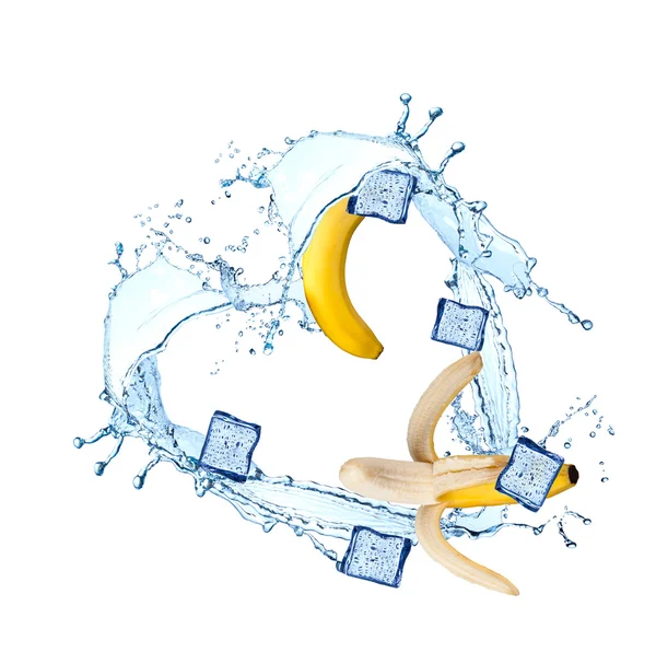 Банан падает в водяной брызг — стоковое фото