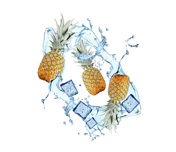 Wasserspritzer mit Früchten — Stockfoto