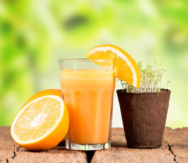 Färsk juice och frukt — Stockfoto