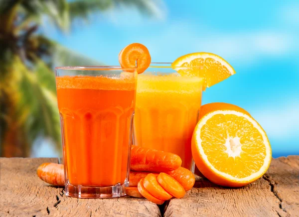 Färsk juice och frukt — Stockfoto