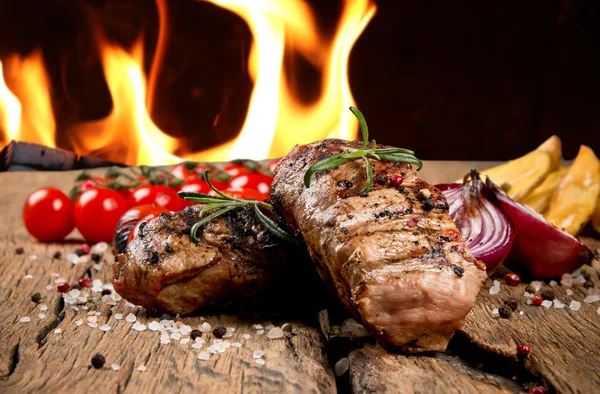 Vers gegrilde steaks — Stockfoto