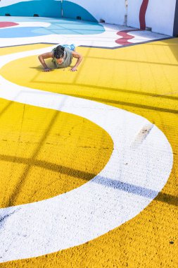 Mahalle spor sahasında egzersiz yapan olgun bir kadın. Boşluğu kopyala