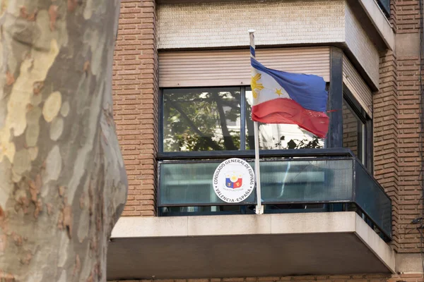 スペインのバレンシア 2020年9月27日 市内中心部付近の建物のファサードにフィリピン共和国領事館の国旗及び紋章 — ストック写真