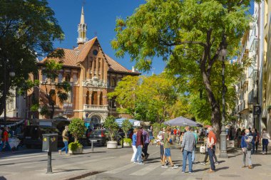 Valencia, İspanya. 11 Ekim 2020: Merkezi Pazar Meydanı, tarihi merkez pazar binalarının yanındaki tezgah satıcıları, bar ve restoran terasları