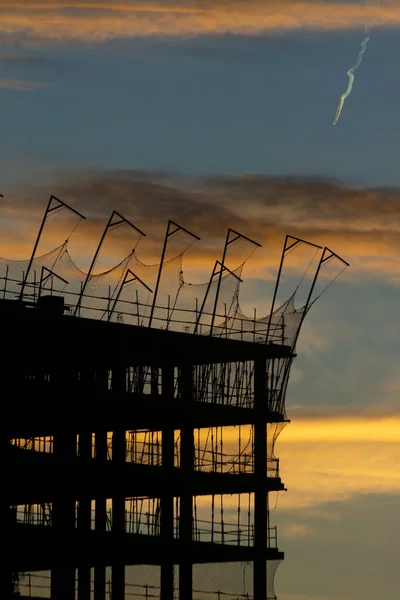 Silhueta Edifício Construção Com Céu Azul Nuvens Amarelas Pôr Sol — Fotografia de Stock