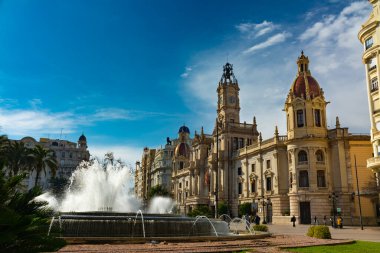 Valencia, İspanya. 24 Şubat 2021 - Belediye binası belediye binası meydanında, önünde büyük bir çeşme var.