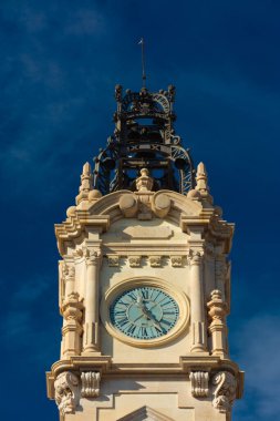 Valencia, İspanya. 24 Şubat 2021 - Belediye binasının saat ve çan kulesi ve arka planda mavi gökyüzü