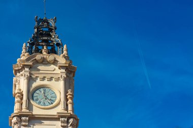 Valencia, İspanya. 24 Şubat 2021 - Belediye binasının saat ve çan kulesi ve arka planda mavi gökyüzü. Boşluğu kopyala