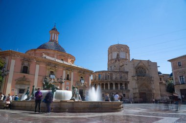 Valencia, İspanya, 14 Mart 2021: Terkedilmiş Meryem Ana Meydanı Kraliyet Bazilikası, Turia Çeşmesi ve sağdaki katedral