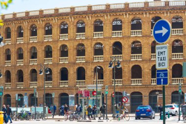 Valencia, İspanya, 17 Nisan 2021: 1861 'de inşa edilen arenanın dış cephesi, taş balkon ve kemerlerle çevrili tuğlalar, bakış açıları ve balkonları gözler önüne serildi. Bir ana caddenin yanında