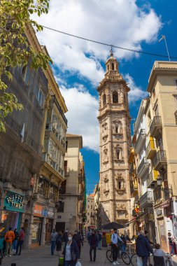 Valencia, İspanya, 17 Nisan 2021: Şehit Aziz Catherine Kilisesi 'nin çan kulesi, 17. yüzyıl ve barok tarzı.