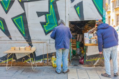 Valencia, İspanya, 17 Nisan 2021: Eski kasabadaki ikinci el kitabı dükkanı, sokaktaki bir masanın üzerindeki kitaplar