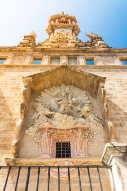 Valencia, İspanya, 17 Nisan 2021: Santos Juanes kraliyet kilisesinin arka cephesindeki taş sunak, kilisenin terasında, merkez marketin yanında.