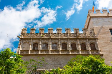 Valencia, İspanya, 17 Nisan 2021: Deniz Konsolosluğu Pavyonu 'nun pencereleri, ipek pazarı, Lonja de la Seda, ya da tüccar pazarı, 15. yüzyıl