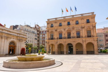 Castellon, İspanya. 14 Haziran 2021 - Belediye binasının ön cephesi, ana meydandan. Ön plandaki fıskiyenin orada. Sol tarafta belediye pazar binası var.