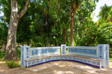 Castellon, İspanya. 14 Haziran 2021 - Parque Ribalta 'daki seramik kiremitli banklardan biri, eyalet sanayiinin bir örneği, ve kentte üretilen diğer çalışmalardan biri.