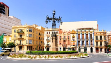 Castellon, İspanya. 14 Haziran 2021 - Glorieta de La Farola, ya da şehrin Ribalta Parkı 'nın yanındaki ünlü sokak lambası kavşağı, şehir merkezine birçok caddeyi bağlar.