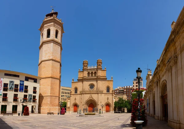 Castellon, İspanya. 14 Haziran 2021 - Plaza Mayor, Main Square, Saint Mary katedrali ve izole çan kulesi. Sağ tarafta, belediye pazarı.