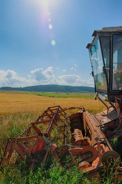 Alte Verlassene Mähdrescher Neben Getreidefeldern Auf Dem Land Bei Sonnenuntergang — Stockfoto