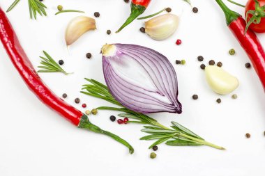 Yaz sebzelerinin en iyi manzarası: soğan, sarımsak, domates, kırmızı biber, biberiye ve beyaz masa arkasında biberiye..