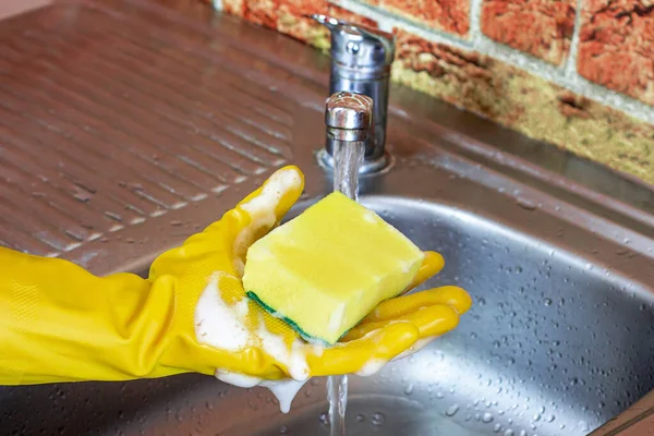 Mujer Goma Guantes Amarillos Lavar Platos Platos Con Esponja Fregadero — Foto de Stock