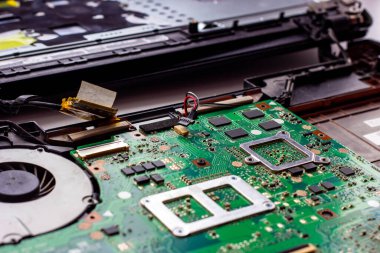 Bilgisayarın içindeki farklı elektronik parçaları tamir ediyorum. Bilgisayar donanımı, servis, güncelleme ve teknoloji onarım kavramı.