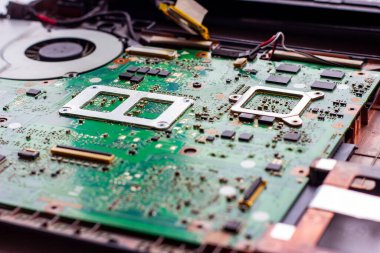 Bilgisayarın içindeki farklı elektronik parçaları tamir ediyorum. Bilgisayar donanımı, servis, güncelleme ve teknoloji onarım kavramı.