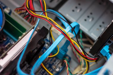 Bilgisayarın içinde diğer pc bileşenleri ve parçaları olan renkli kablolar.