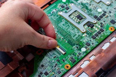 Bilgisayarın içindeki farklı elektronik parçaları elle onarıyorum. Bilgisayar donanımı, servis, güncelleme ve teknoloji onarım kavramı.