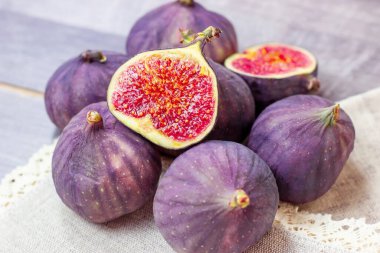 Mutfaktaki tahta arka planda taze organik mor incir meyvesi..