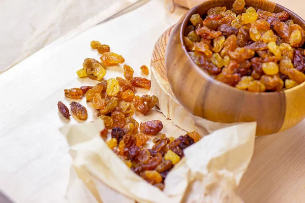 Brown Raisins Dried Yellow Grape Wooden Bowl Light Background — Stock Photo, Image