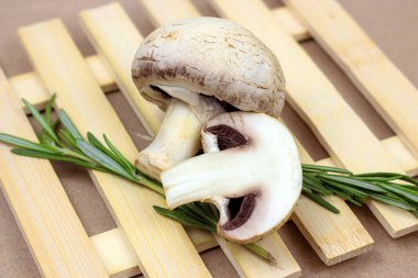 Tahta masa üzerinde taze organik beyaz şampiyon mantarları..