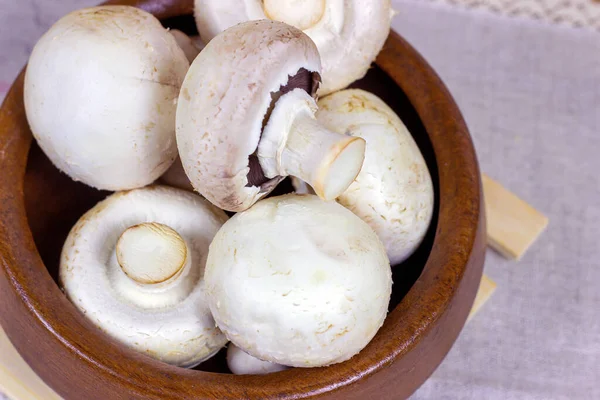 Cogumelos Champignon Branco Orgânico Cru Fresco Tigela Madeira Redonda Fundo — Fotografia de Stock