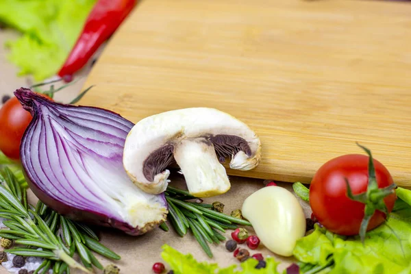 Planche Découper Bois Marron Avec Légumes Été Champignon Sur Fond — Photo