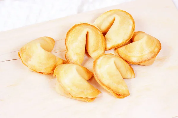 Świeże Pieczone Żółte Chińskie Ciasteczka Wróżbą Jasnym Tle — Zdjęcie stockowe