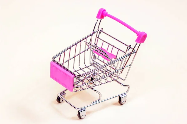 用粉色的空购物车从超市里出来 作为消费和消费主义的象征 营销和商品概念 — 图库照片